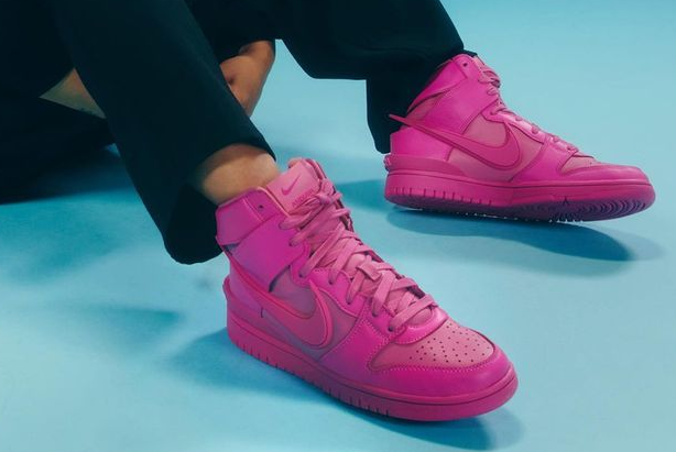 Cosmic fuchsia dunks: a bold sneaker for the vacations