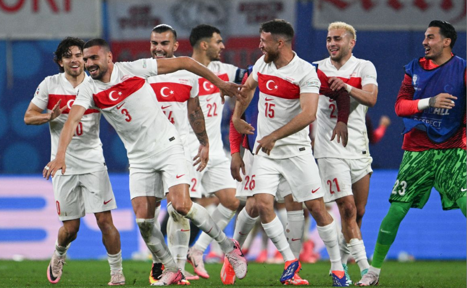 Turkki voitti Itävallan trillerissä Hollannin puolivälieräottelussa